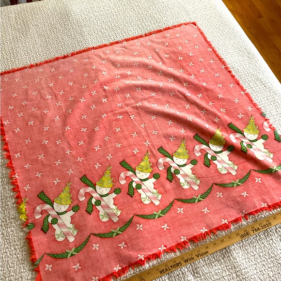 ⛄️ Cute red vintage snowmen table cloth 34 x 34”. - Picture 3 of 5